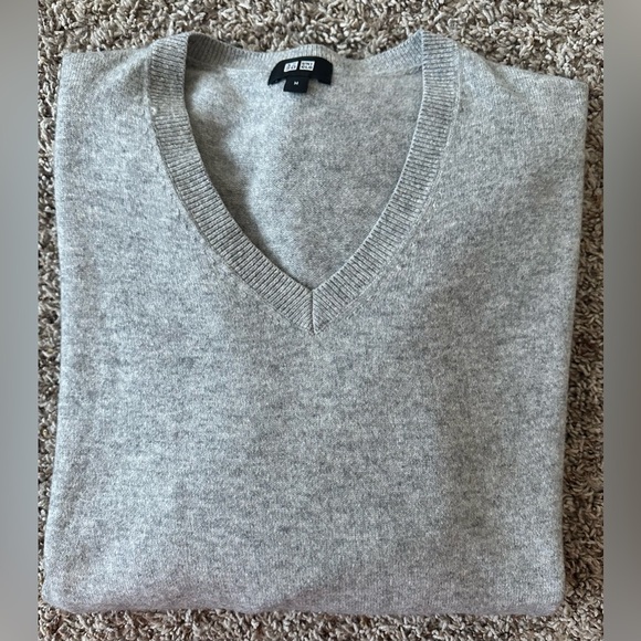 UNIQLO wool and silk V-neck sweater, size M, light grey - Picture 8 of 8